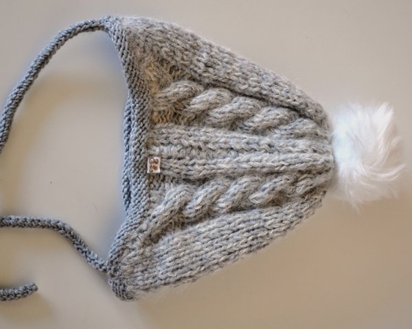 ELBabymode_Haube_mit_Pompon_grau_Handgemacht (9)